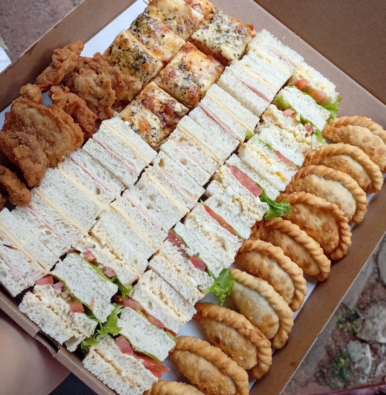 Bandeja surtida de bocaditos caseros