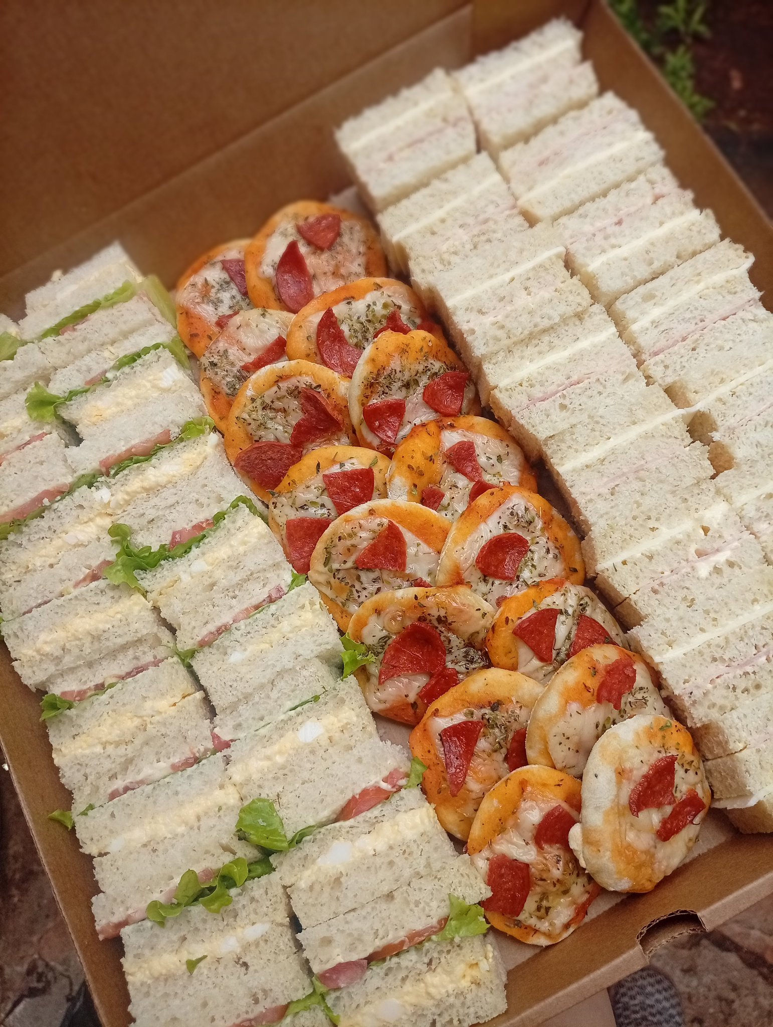 Caja de sándwiches y pizzetas de pepperoni