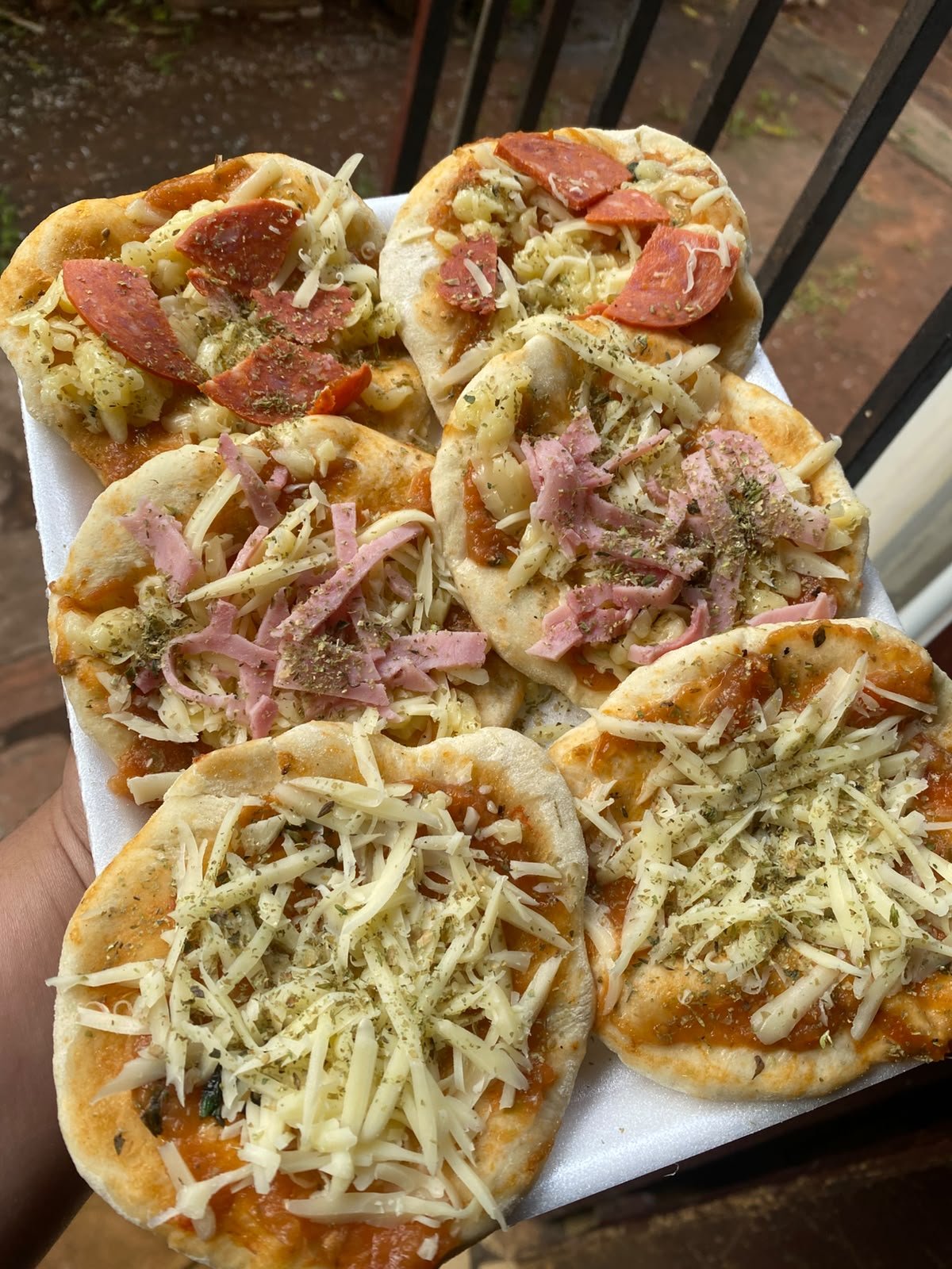 Seis pizzetas caseras de peperoni, jamón y mozzarella